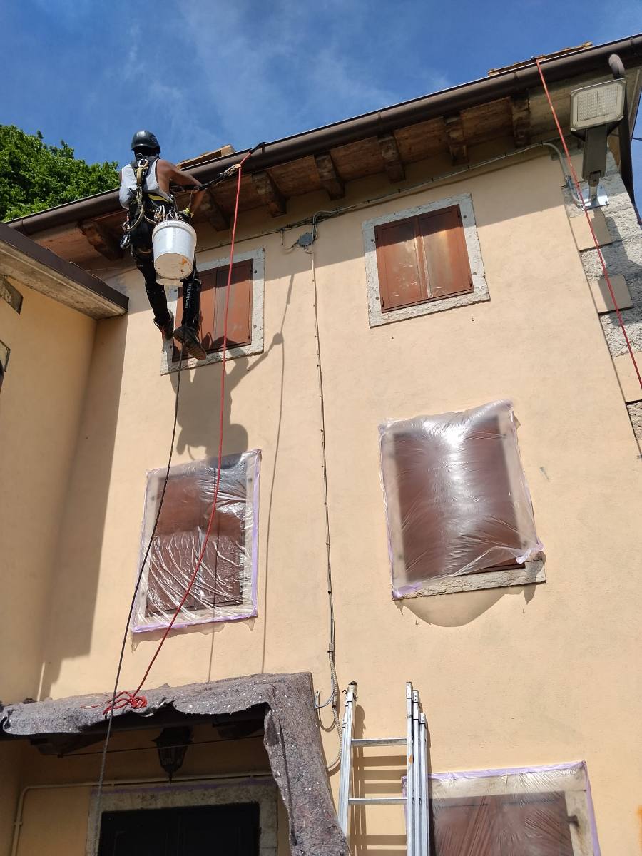 Foto: facciata in lavorazione su corda