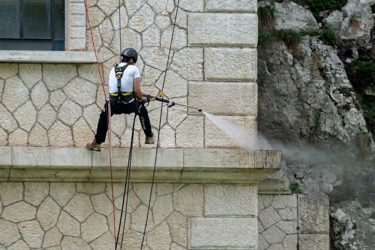 Foto: tecnico su corda in quota