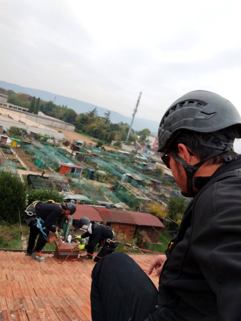 Foto: tecnici al lavoro sul tetto